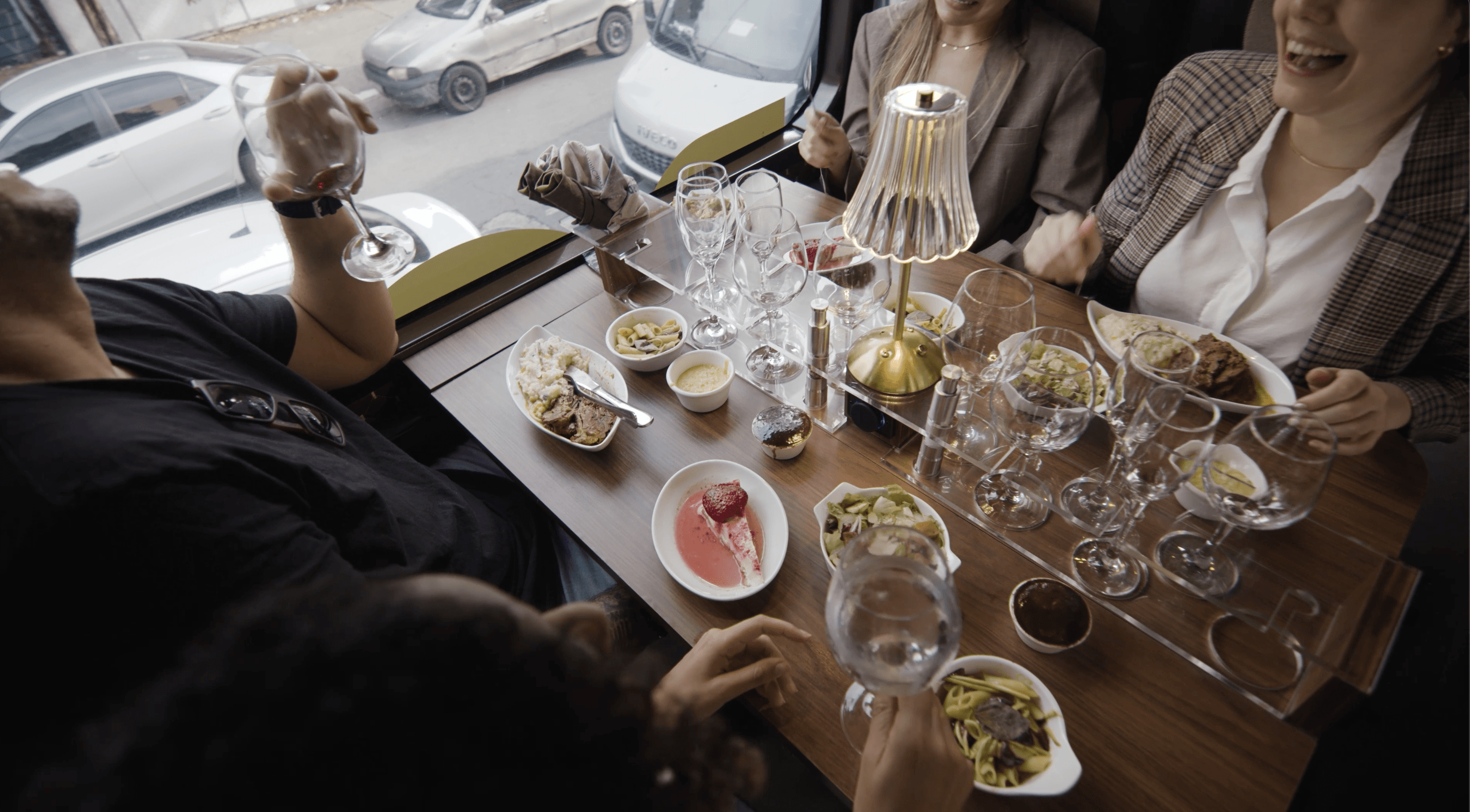 Experiência OnBoard Corporate — pessoas celebrando